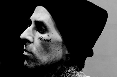 Как Трэвис Баркер из Blink-182 собирается захватить рэп
